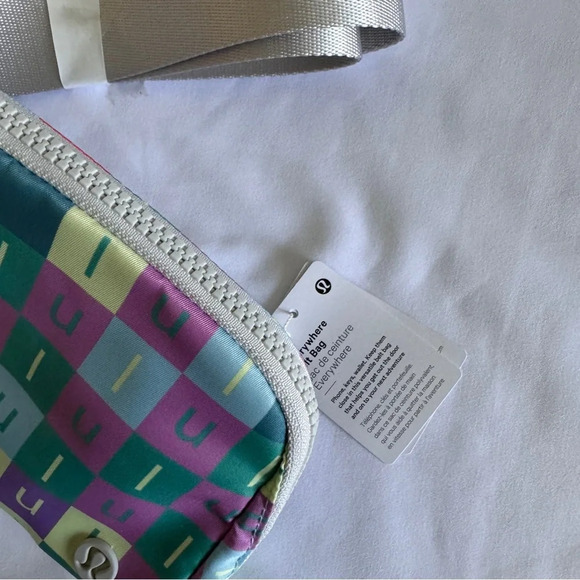 🆕🌈 Lululemon Everywhere Belt Bag - Checkered Multi Vapour - Picture 4 of 7